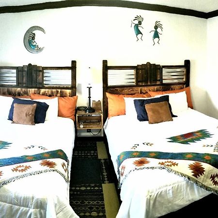 פנגואיץ' Adobe Sands Motel מראה חיצוני תמונה