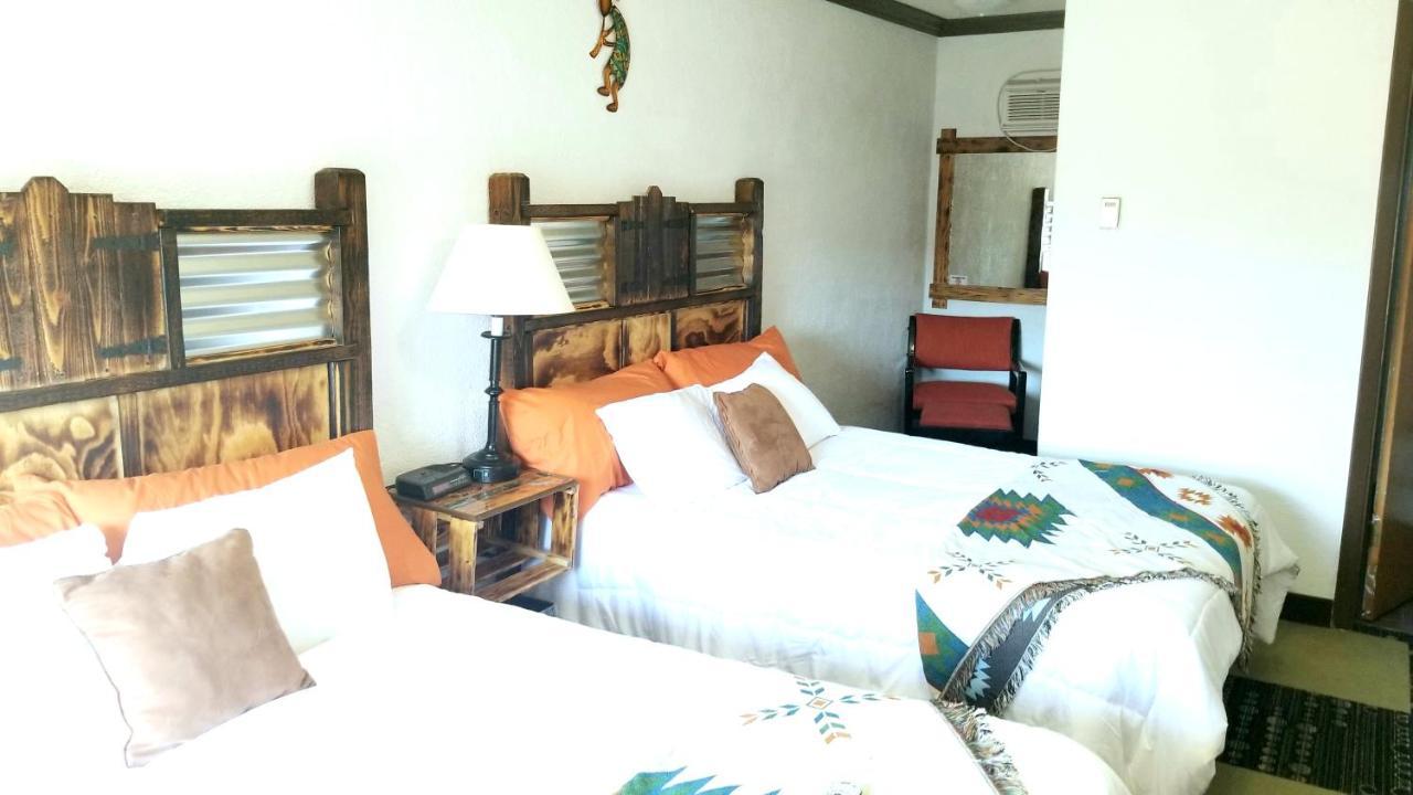 פנגואיץ' Adobe Sands Motel מראה חיצוני תמונה